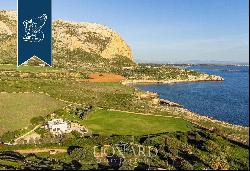 In a naturally privileged position among the most exclusive of the Sicilian island of Favi