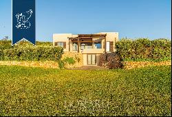 In a naturally privileged position among the most exclusive of the Sicilian island of Favi