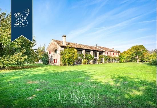 17th-century rustic farmhouse franed by the typical Venetian countryside for sale