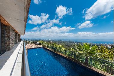 Impressive modern house with panoramic views of the sea