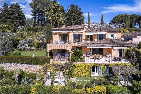 Charming property with panoramic views in walking distance to Mougins village.
