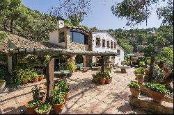 Beautiful rustic finca with garden and pool in the heart of the Costa Brava