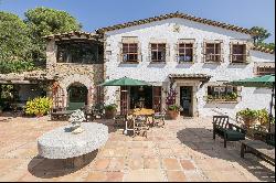 Beautiful rustic finca with garden and pool in the heart of the Costa Brava