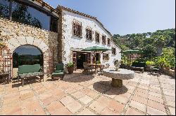 Beautiful rustic finca with garden and pool in the heart of the Costa Brava