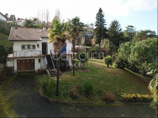 CIBOURE - A VILLA ENJOYING AN OCEAN VIEW