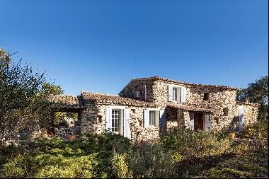 Stone farmhouse with pool for sale in Bonnieux.