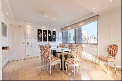 Spacious apartment with an open view in a sophisticated area