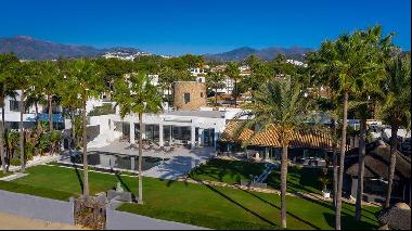Villa Melendez, Luxury Beachfront Mansion to Rent