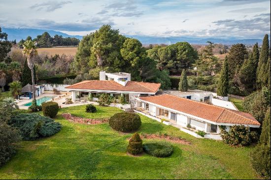 Architect's house with swimming pool and guardian's house, tree-lined grounds