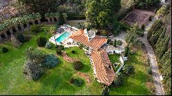 Architect's house with swimming pool and guardian’s house, tree-lined grounds