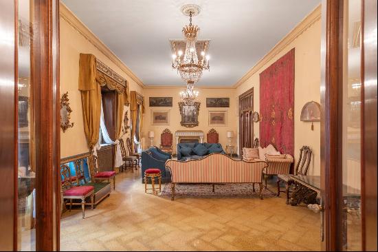 Historic Villa with Garden in the center of Palermo