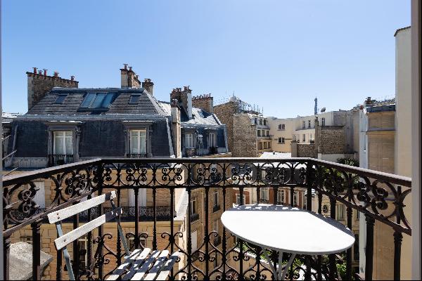 Luxury apartment close to the Seine and the Grand Palais.