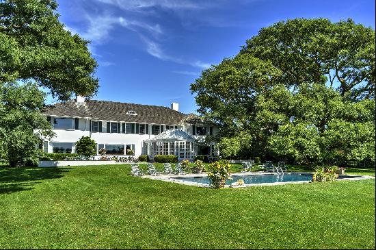 MAGNIFICENT HOUSE OVERLOOKING HOOK POND