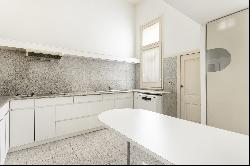 Beautiful apartment with original features to refurbish on Rambla de Catalunya