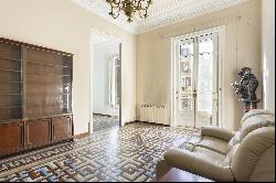 Beautiful apartment with original features to refurbish on Rambla de Catalunya