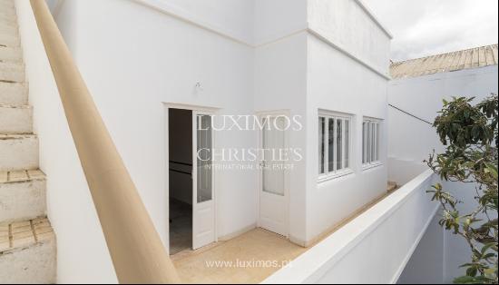 4 bedroom villa with garden, for sale, in Portimao, Algarve