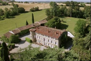 15th century medieval castle with gites, beautifully restored, 30 mn from Toulouse on 5 ha