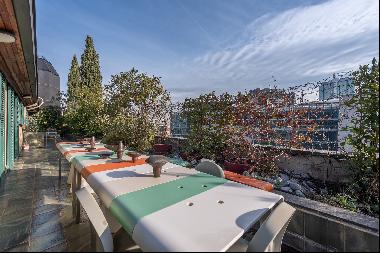 Bright residence with two large planted terraces and a garage