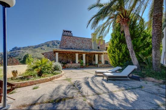 Natural stone finca with views into the valley