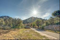 Natural stone finca with views into the valley