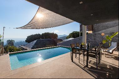 Contemporary home with great sea views in Alella
