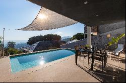 Contemporary housing with great sea views and independent apartment.