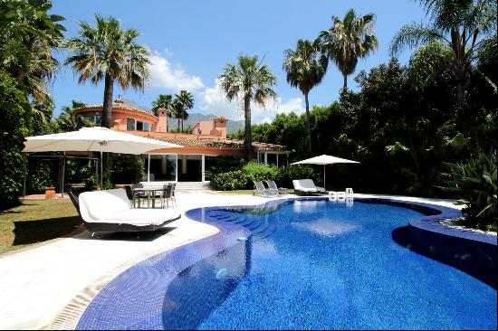 Four-bedroom villa in Rocio de Nagueles, with great potential