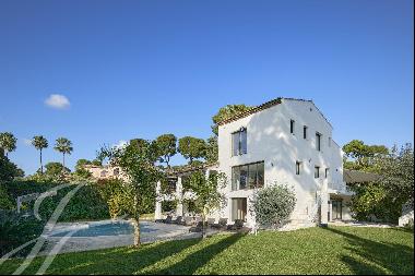 Antibes | Renovated villa with swimming pool