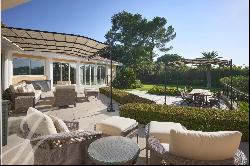 Mougins - In a prestigious gated Domaine