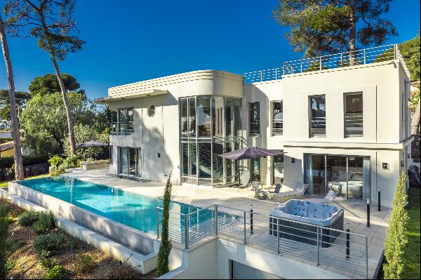 New Art Deco villa in Juan les Pins with a swimming pool and sea views.