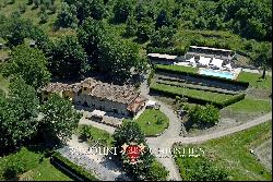 21-HECTARE FARM WITH HOBBY VINEYARD FOR SALE IN TUSCANY