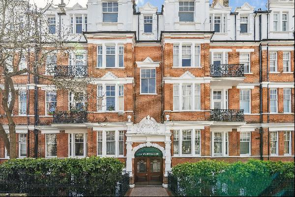 A superb two bedroom apartment situated in a Victorian Mansion block on Richmond Hill.