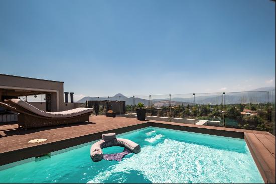 Spectacular duplex with unobstructed view and pool