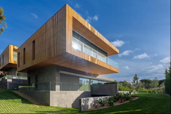 Modern 4-bedroom detached house in a condominium with a swimming pool, Abuxarda, Cascais.