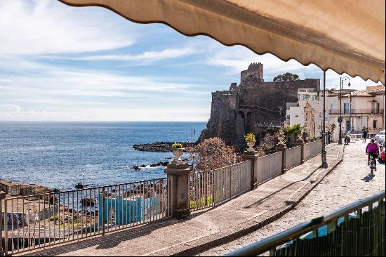 Seafront apartment in Aci Castello