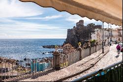 Seafront apartment in Aci Castello