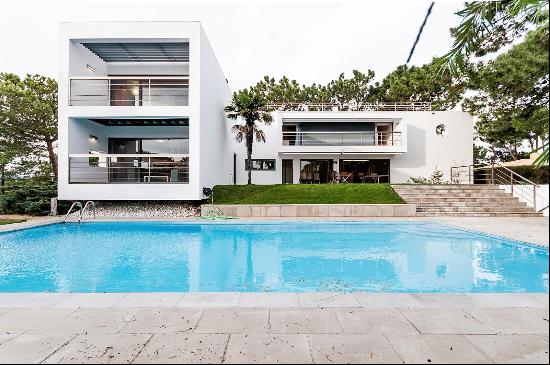 Excellent 5-bedroom villa in Carvalhal, Setúbal.