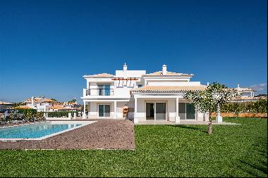 Beautiful, modern 4-bedroom villa in Vila Sol, Algarve.