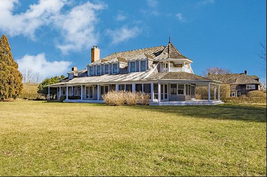 In beautiful Bridgehampton South, the ocean at your doorstep, is a beautiful five bedroom,