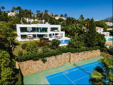Villa with contemporary style and excellent views