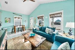 Charming Beach Cottage Near Gulf With Community Pool 