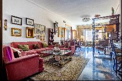 Bright 5-bedroom flat in an outstanding building in Seville