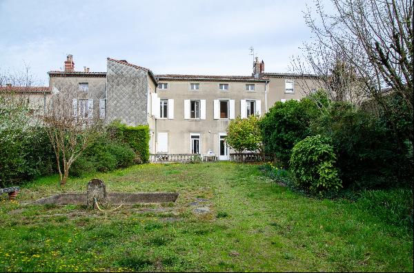 For sale in the heart of the city : 19th century bourgeois town house to refresh