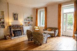 For sale in the heart of the city : 19th century bourgeois town house to refresh