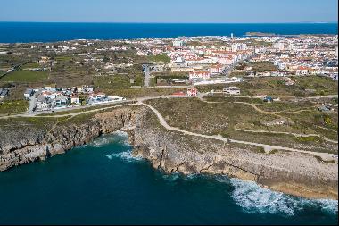 Excellent plot with a house and beautiful sea views in Peniche, Leiria.