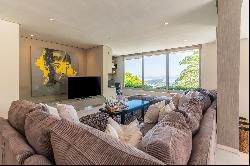 CONVENIENCE AND LUXURY LIVING ON THE SLOPS OF SIGNAL HILL