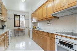 4 bedroom flat with garage and storage room, in Areeiro.