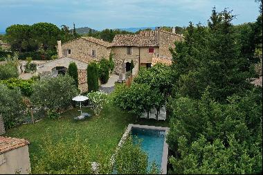 Magnificent hamlet house for sale facing the Alpilles in Eygalières.