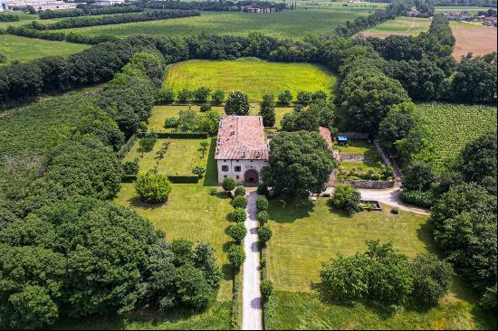 Gorgeous historic estate with private vineyard in Franciacorta