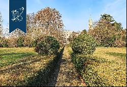 Luxurious historical villa surrounded by nature for sale in the province of Milan